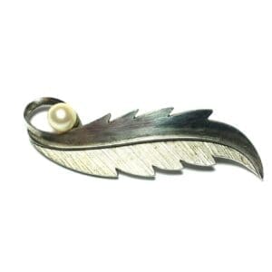 (T7) Modern White Pearl Long Feather 925 Silver Pin