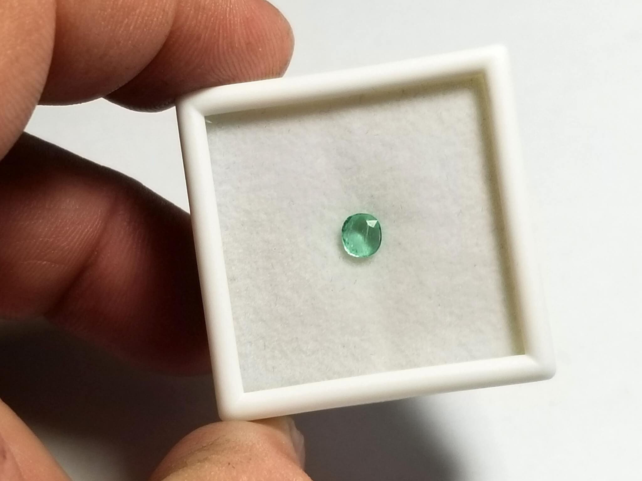 Emerald Swat Valley Oval 4.75x4.35mm 0.32cts - Image 3