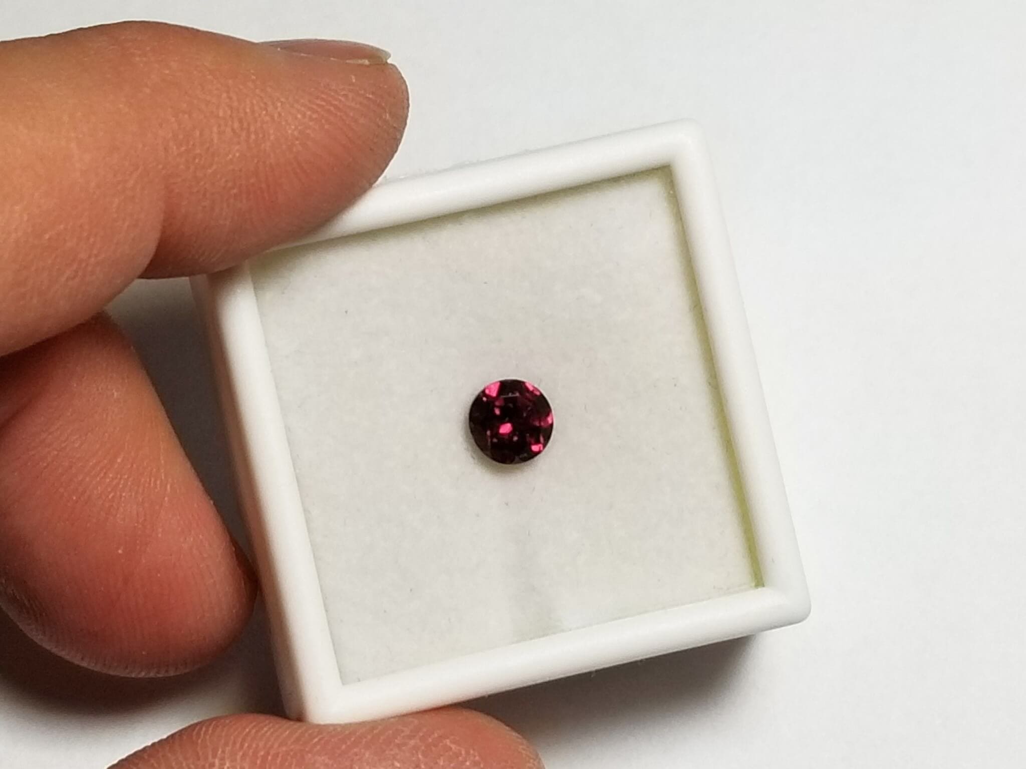 Garnet Raspberry Madagascar Round 6mm 1.04Crts - Image 3