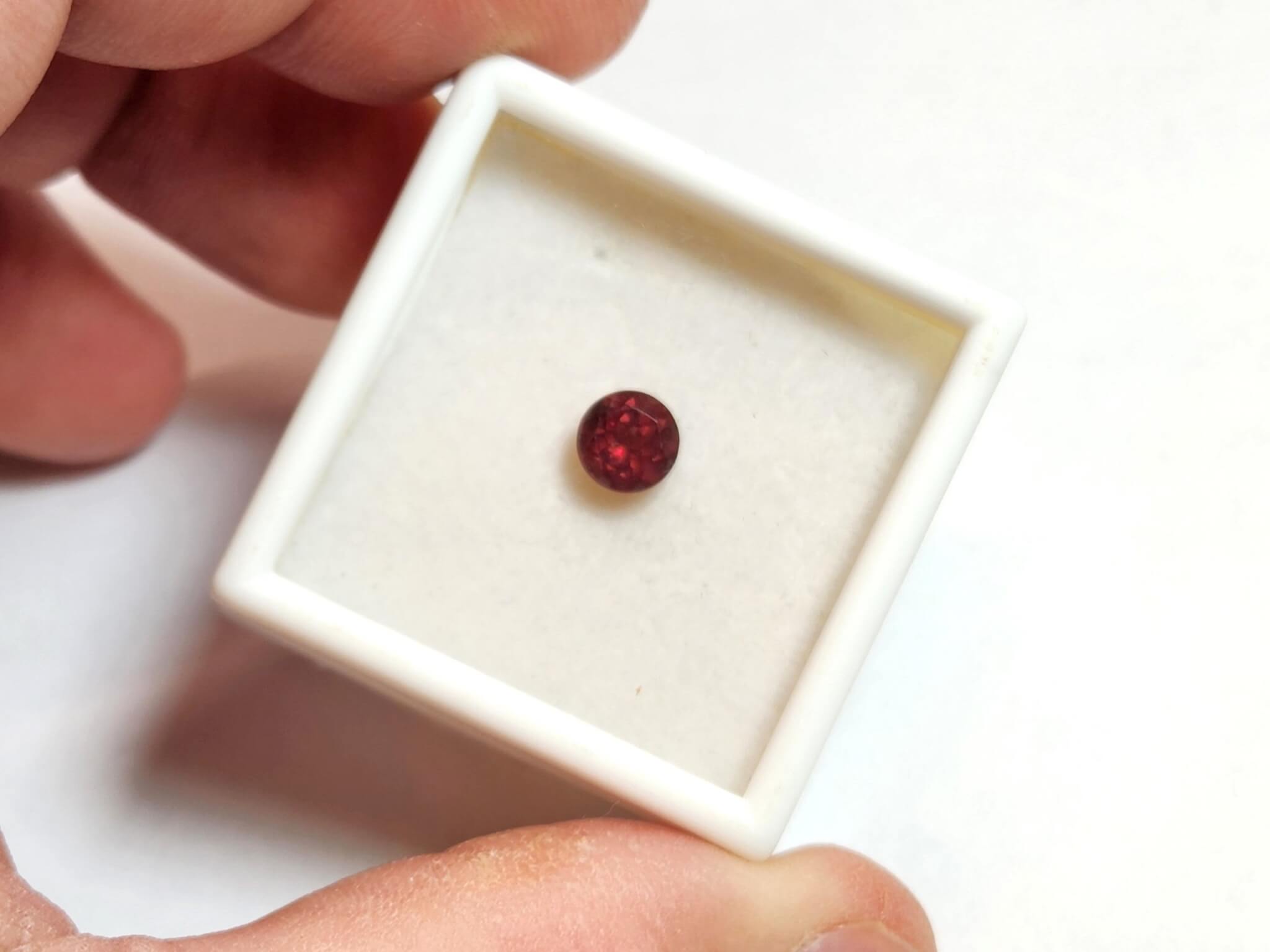 Garnet Raspberry Madagascar Round 6mm 1.20Crts - Image 3